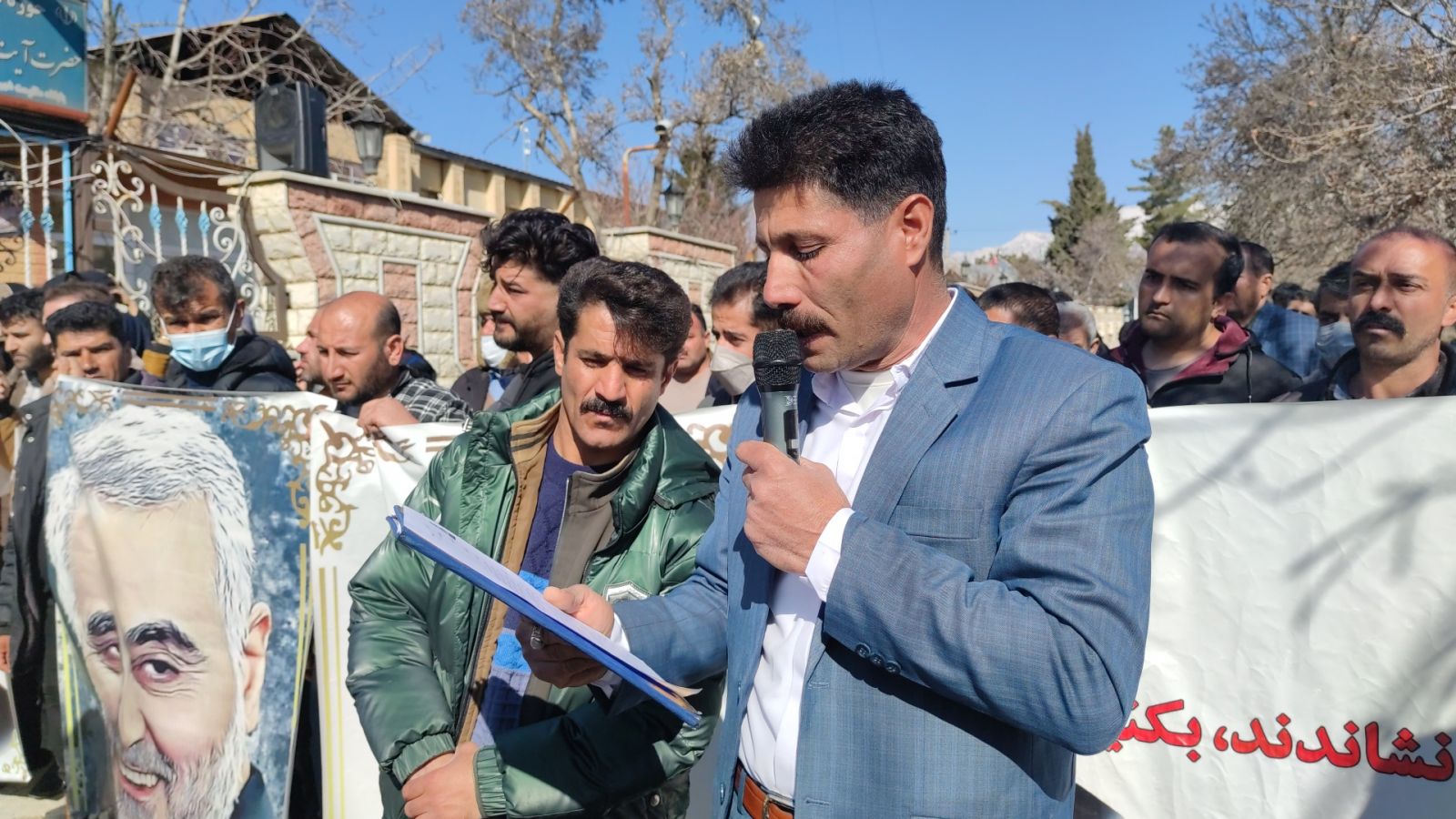 تجمع غرفه داران جمعه بازار یاسوج جلوی استانداری