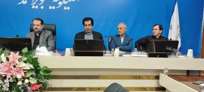 فقر یا بیتوجهی والدین؛ 3700 دانشآموز هنوز در کهگیلویه و بویراحمد کتاب درسی خرید نکردهاند! / بحران آموزشی در سرآبتاوه بویراحمد بیداد میکند / 180 دانشآموز در مدرسه استیجاری با یک سرویس بهداشتی / پاسخهای استاندار به گلایه مدیران آموزش و پرورش در خصوص نبود اعتبار و تجهیزات؛ مبنای تحولات همیشه اعتبارنبوده بلکه تفکر و هنر خوب است / ۴۸۵ مدرسه سنگی و ناایمن در سطح استان وجود دارد