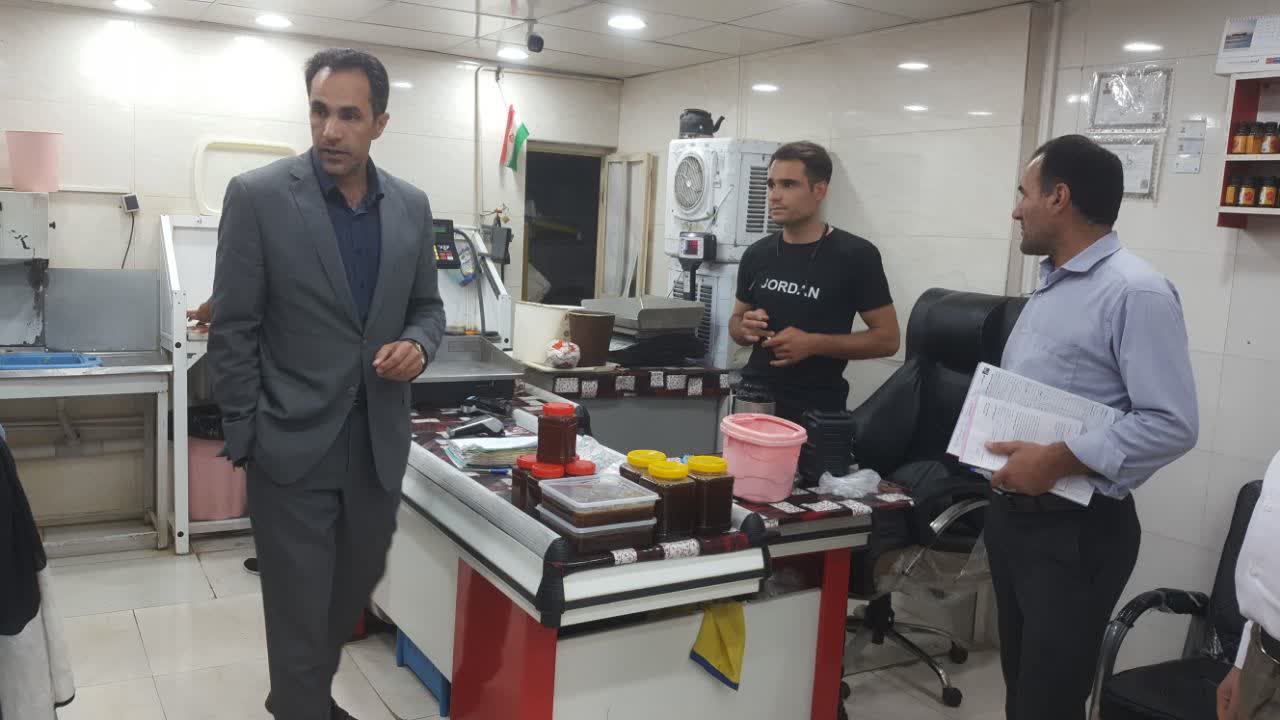 ورود قاطعانه رئیس اتاق اصناف یاسوج به بازار مرغ / برخورد قانونی با کم‌فروشان