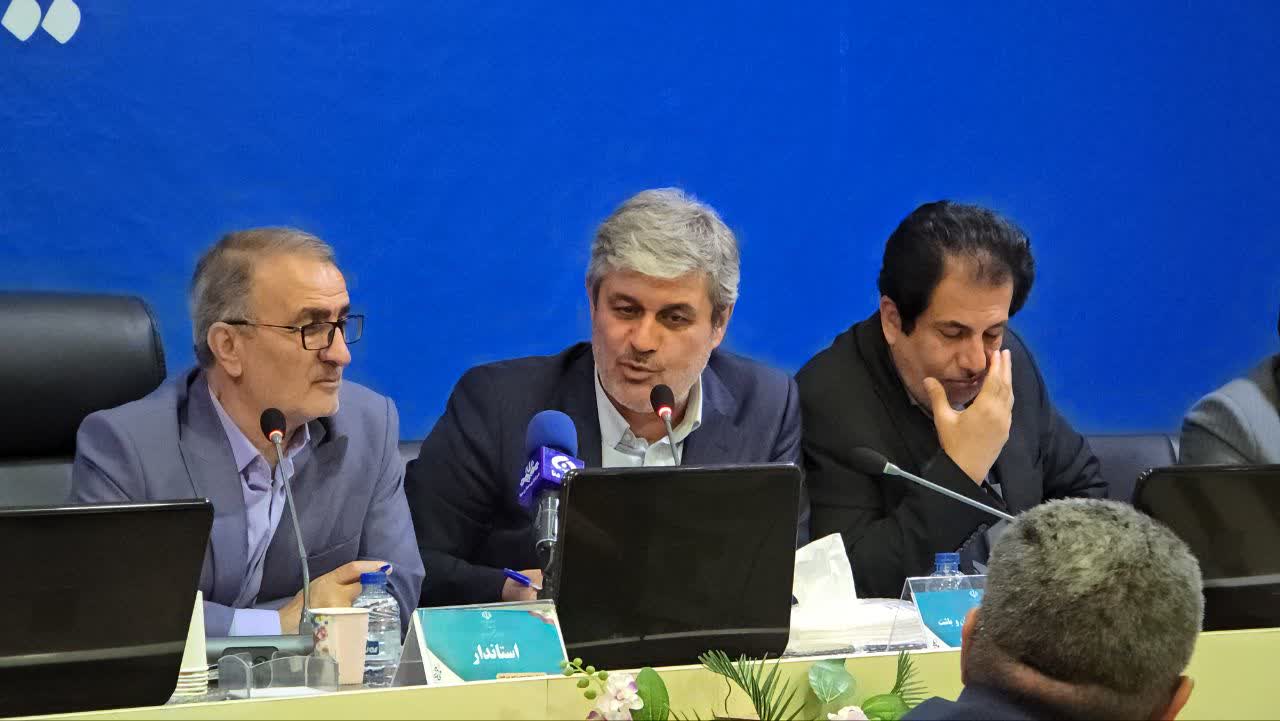 انتقاد نماینده گچساران و باشت از نحوه واگذاری معادن در کهگیلویه و بویراحمد: «دخالت‌های غیرقانونی و بی‌نظمی در واگذاری‌ها سرمایه‌گذاران را سردرگم کرده است» / آقای موسویان [مدیرکل صنعت، معدن و تجارت]؛ شما چه کاره‌اید؟ / سرمایه‌گذار را به شراکت اجباری مجبور می‌کنند؛ این خلاف قانون است / دستور استاندار به موسویان: تمام معادنی که بدون سرمایه‌گذاری واگذار شده‌اند باید لغو شوند