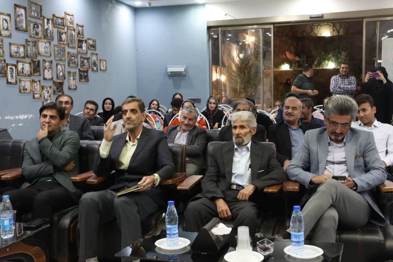 گردهمایی شاعران کهگیلویه و بویراحمد / روزی که آمدند/ درخشان: جایزه ملی شعر زاگرس برگزار میشود، مطالبهگر باشید، در استان شاعران بزرگی داریم/ حسن بهرامی: درخشان همراه خوبی برای هنرمندان است، اما به مشاور هنرمند نیاز دارد / میرزا ایرج موسوی: بعد از ۳۰ سال فعالیت هنری دعوت شدم؛ اما خوشحالم/ داریوش ارجمند: نگذاریم هنر غیررسمی فرهنگ جامعه را به ابتذال ببرد