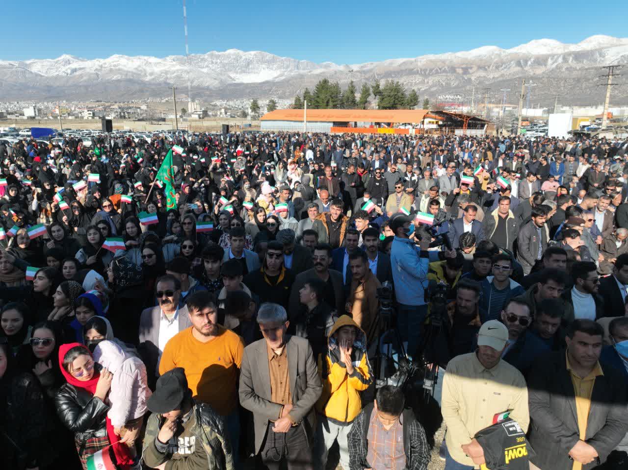 نادر منتظریان در جمع سادات: شایسته سالاری قانون لایتغیر اینجانب خواهد بود و تحت هیچ شرایطی از این سیاست عبور نخواهم کرد / اخباری میرسد، اگر این رویه ادامه پیدا کند و اصلاحات لازم به وجود نیاید، روزهای بعد ریزمطالب را با جزئیات به اطلاع مردم خواهم رساند /رتقاء بخش به شهرستان جزء خدمات نظام اسلامی است، مسئولان چوب حراج به خدمات نظام نزنند و آنها را قربانی یک جریان خاص نکنند