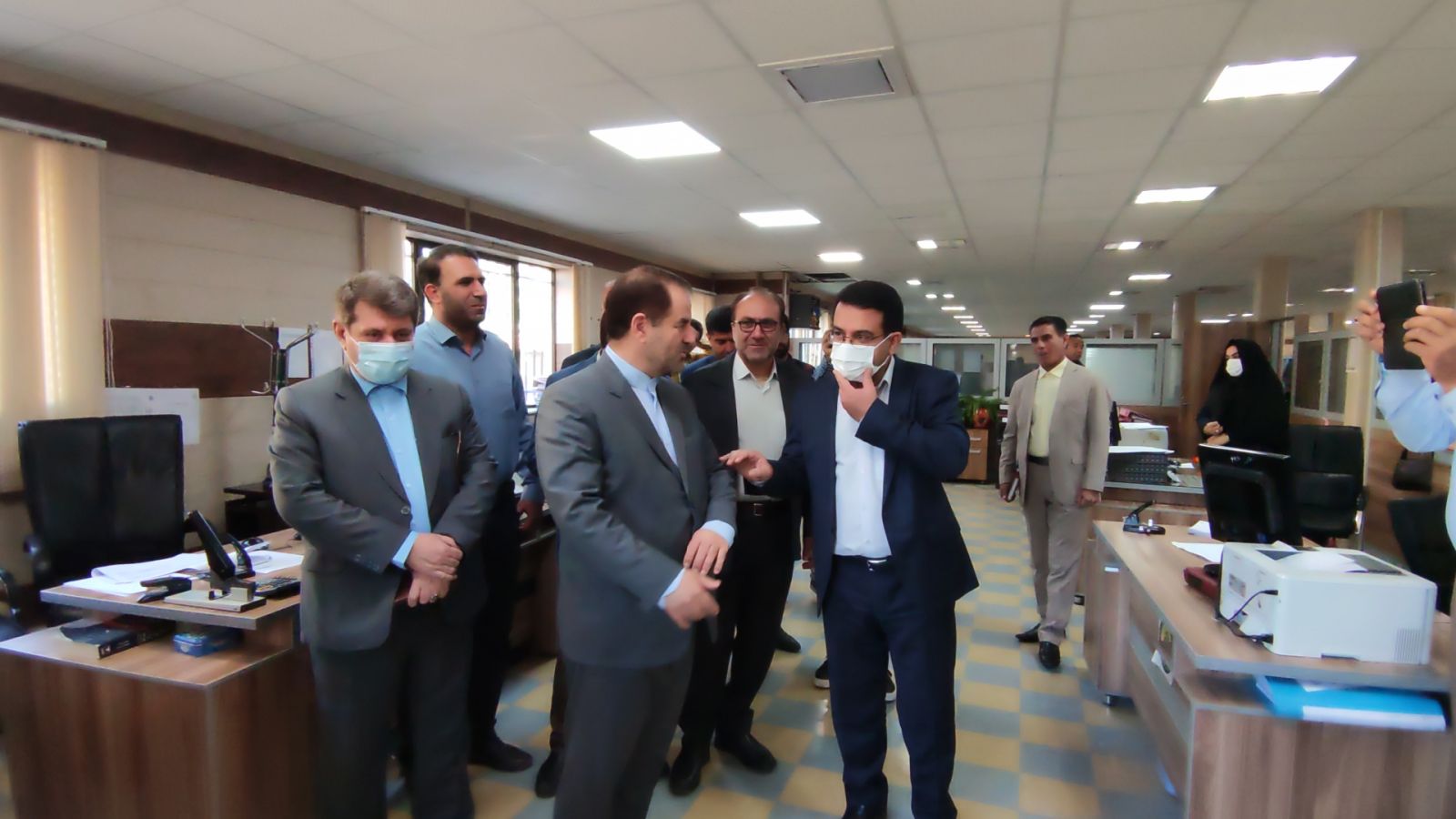 بازدید سرزده استاندار کهگیلویه و بویراحمد از ادارههای کل اقتصاد و دارایی و امور مالیات