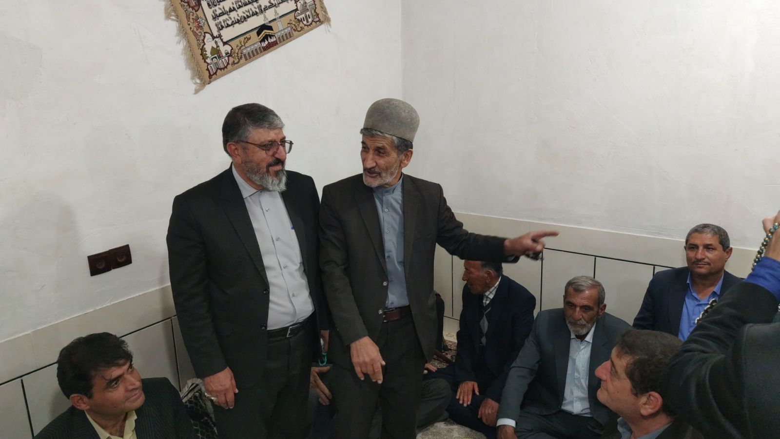 نادر منتظریان در شهر پاتاوه گذرگاه تاریخ / تاکید چهرههای شناخته شده پاتاوه بر «بویراحمد واحد» و عبور از جغرافیا و قومگرایی / فروغی: هر جا تعصبات را معیار قرار دادیم با مشکل مواجه شدیم / نخبگان از عرصه اجرایی کنار گذاشته شدهاند/ منتظریان: باید از شعار بگذریم / تبعیض و رانت ثمره سوء مدیریتها است / فرمانداری حق بخش پاتاوه است