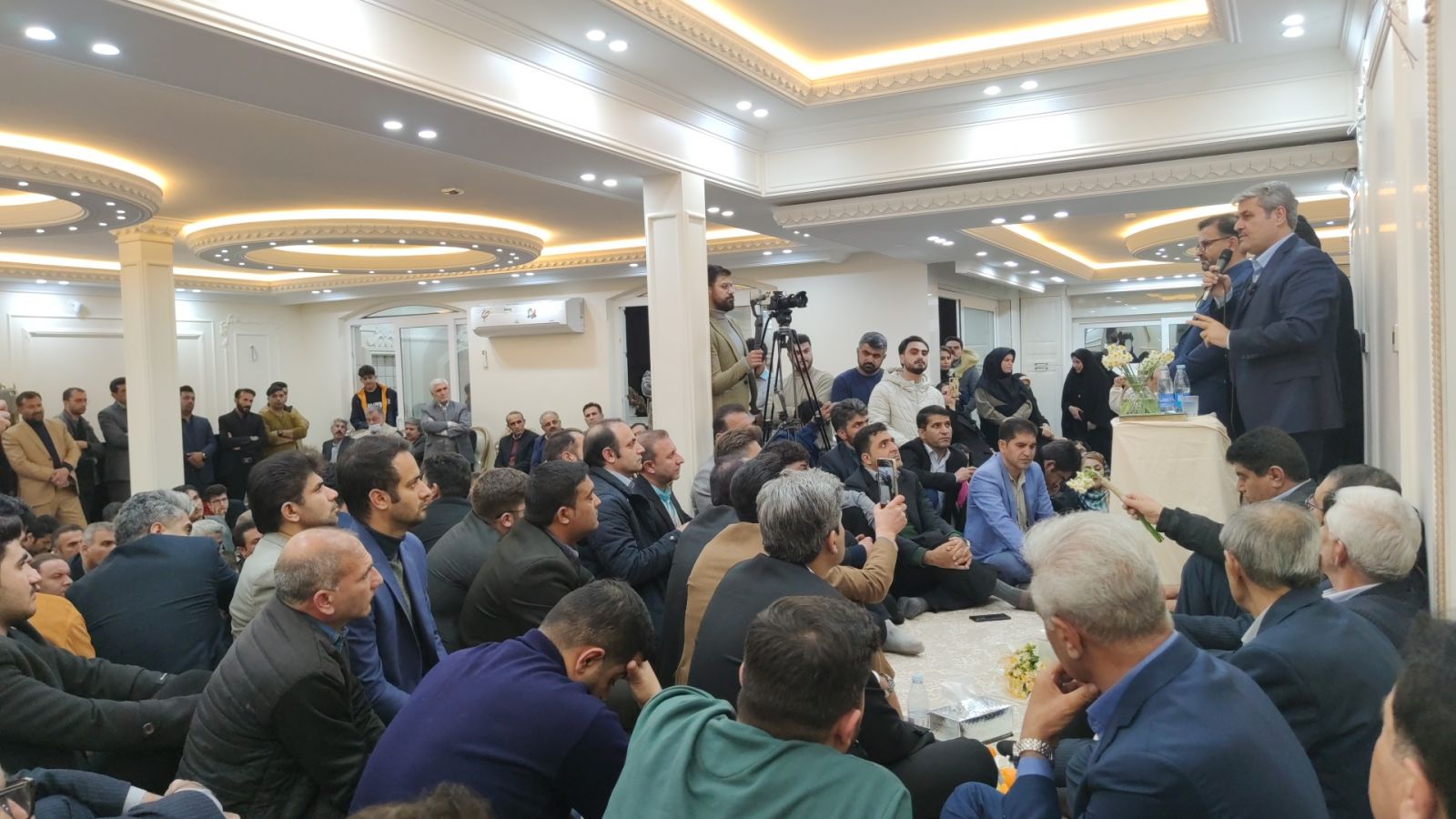 تاجگردون: به هیچ حزبی وابسته نیستم و نخواهم بود / دیدهاید تاجگردون کمتر از گل به نهادهای حقوقی مملکت حرفی گفته باشد؟ / تعجب میکنم از انسانهایی که ۳۰ سال حرف میزنند و میدانند پوچ است و باز تکرار میکنند / انسان باید خیلی پَست باشد که زیر برگهای التزام به قانون اساسی و ولایت فقیه را به دروغ امضا کند