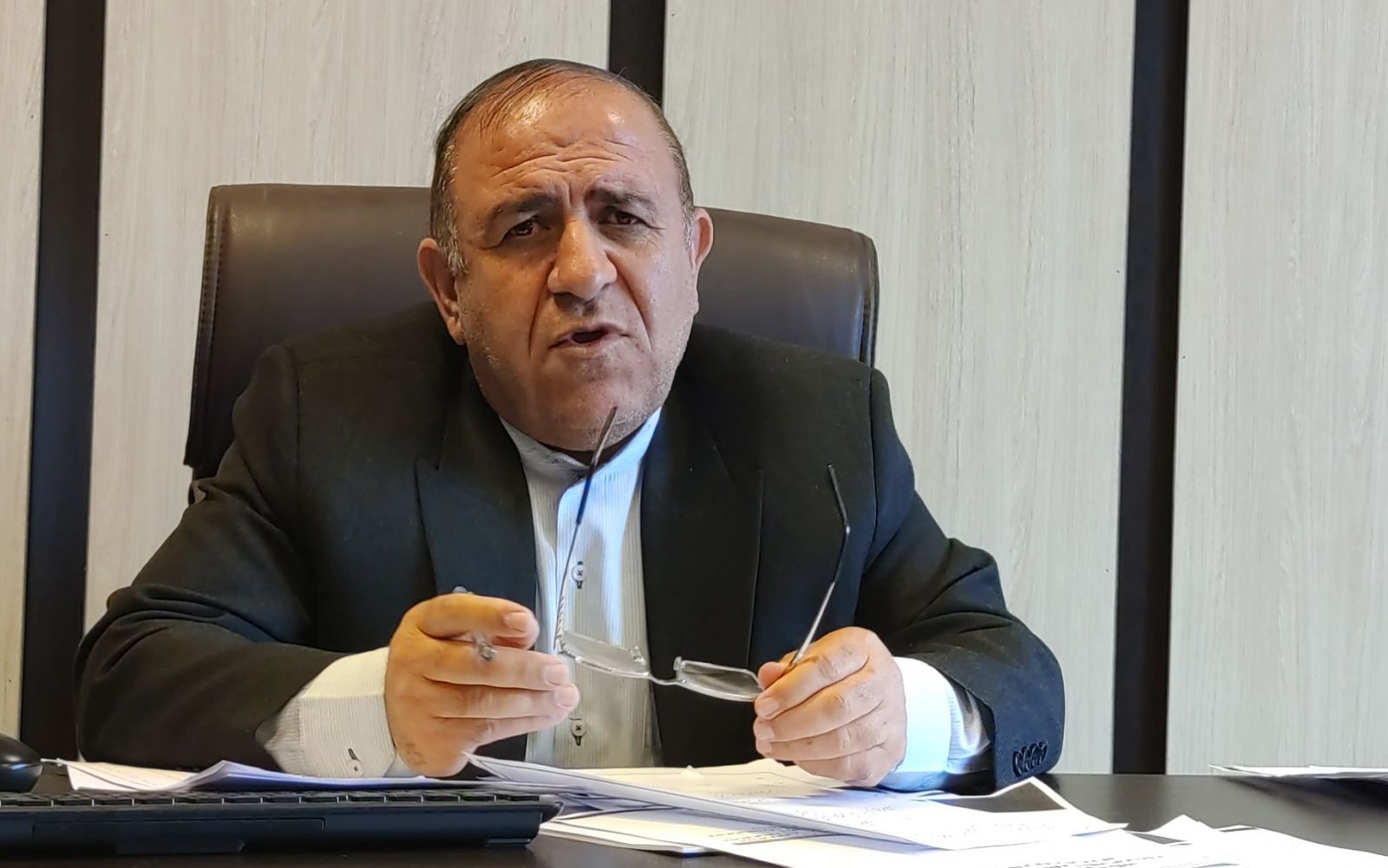 پاسخهای عزتخواه، مدیرکل سابق آموزش و پرورش کهگیلویه و بویراحمد به سؤالهای چالشی: بشکند قلمی که آزاد نباشد / آموزش و پرورش ستاد انتخاباتی مهدی روشنفکر بود؟ / بخاطر اینکه بگویند میانگین نمرات در زمان فلان مدیرکل بالا بود، من بیایم حق دانشآموز روستایی را که برای کنکور میخواند به گردن خودم بیاندازم، ابداً! / امسال واقعیترین نمرات دانشآموران را داشتیم