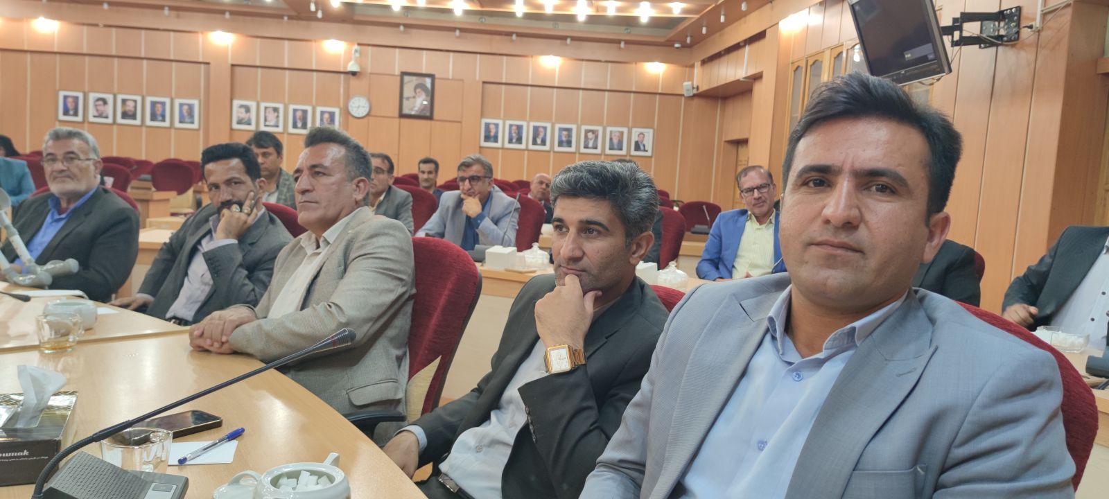 نشست اعضای ستاد امید مسعود پزشکیان با استاندار کهگیلویه و بویراحمد / جوانان اصلاح طلب در ۴۵ سالگی دنبال شغل میگردند، جوانان اصولگرا در ۴۰ سالگی دنبال پستهای کلیدی هستند / صادقی: بچههای استان ما تیر خوردند و زجر کشیدند تا دنا دنا شد، اما مافیای آب دنبال این هست که دنا را از ما بگیرد / هادی زارعپور: از نیروهایی استفاده کنید که وفادار به گفتمان رئیسجمهور باشند/ حاج پناهی: بجای وفاق ملی به نفاق ملی رسیدهایم / مینا کرمی: اگر بانویی به عنوان مدیر مسئولیت میگیرد منتسب به پدر و برادر وفامیل خود نباشد