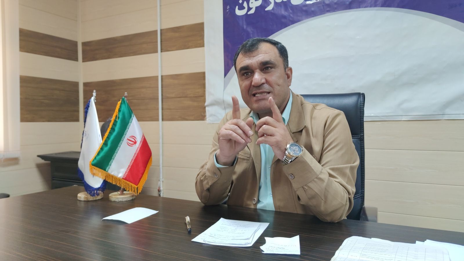 فرماندار مارگون: به صندلی مدیریت تعلق خاطر ندارم/ سیاسی بودن سفر دوم رئیسجمهور را بهشدت تکذیب میکنم / آیا روشنفکر نقشی در سفر رئیسجمهور به مارگون داشت؟ / در سفر رئیسجمهور کلیه راستم دچار خونریزی شد/ نیاز مردم کشور و استان وفاق و همدلی است/خدماتدهی توسط بنیاد مسکن تعطیل شد، نسبت به برخی مدیران گلایه دارم/ ۹ سایت ایرانسل و همراه اول احداث شد/ قبل از بنده درمانگاه پوله تعطیل بود/ استقرار متخصص زنان و متخصص داخلی در مارگون/ با چراغ فیتیلهای درس میخواندیم/مردم در مخیلهشان نمیگنجید که روزی گاز به زیلایی برسد