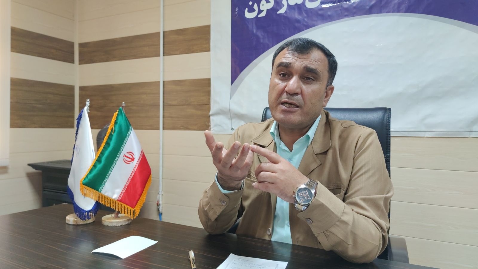 فرماندار مارگون: به صندلی مدیریت تعلق خاطر ندارم/ سیاسی بودن سفر دوم رئیسجمهور را بهشدت تکذیب میکنم / آیا روشنفکر نقشی در سفر رئیسجمهور به مارگون داشت؟ / در سفر رئیسجمهور کلیه راستم دچار خونریزی شد/ نیاز مردم کشور و استان وفاق و همدلی است/خدماتدهی توسط بنیاد مسکن تعطیل شد، نسبت به برخی مدیران گلایه دارم/ ۹ سایت ایرانسل و همراه اول احداث شد/ قبل از بنده درمانگاه پوله تعطیل بود/ استقرار متخصص زنان و متخصص داخلی در مارگون/ با چراغ فیتیلهای درس میخواندیم/مردم در مخیلهشان نمیگنجید که روزی گاز به زیلایی برسد