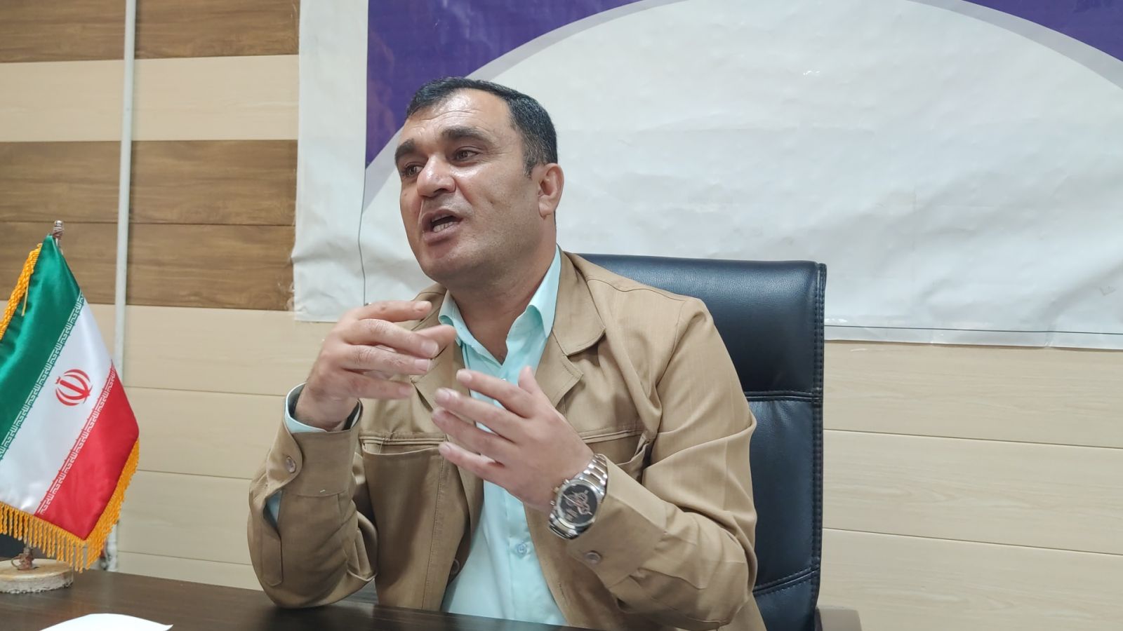 فرماندار مارگون: به صندلی مدیریت تعلق خاطر ندارم/ سیاسی بودن سفر دوم رئیسجمهور را بهشدت تکذیب میکنم / آیا روشنفکر نقشی در سفر رئیسجمهور به مارگون داشت؟ / در سفر رئیسجمهور کلیه راستم دچار خونریزی شد/ نیاز مردم کشور و استان وفاق و همدلی است/خدماتدهی توسط بنیاد مسکن تعطیل شد، نسبت به برخی مدیران گلایه دارم/ ۹ سایت ایرانسل و همراه اول احداث شد/ قبل از بنده درمانگاه پوله تعطیل بود/ استقرار متخصص زنان و متخصص داخلی در مارگون/ با چراغ فیتیلهای درس میخواندیم/مردم در مخیلهشان نمیگنجید که روزی گاز به زیلایی برسد