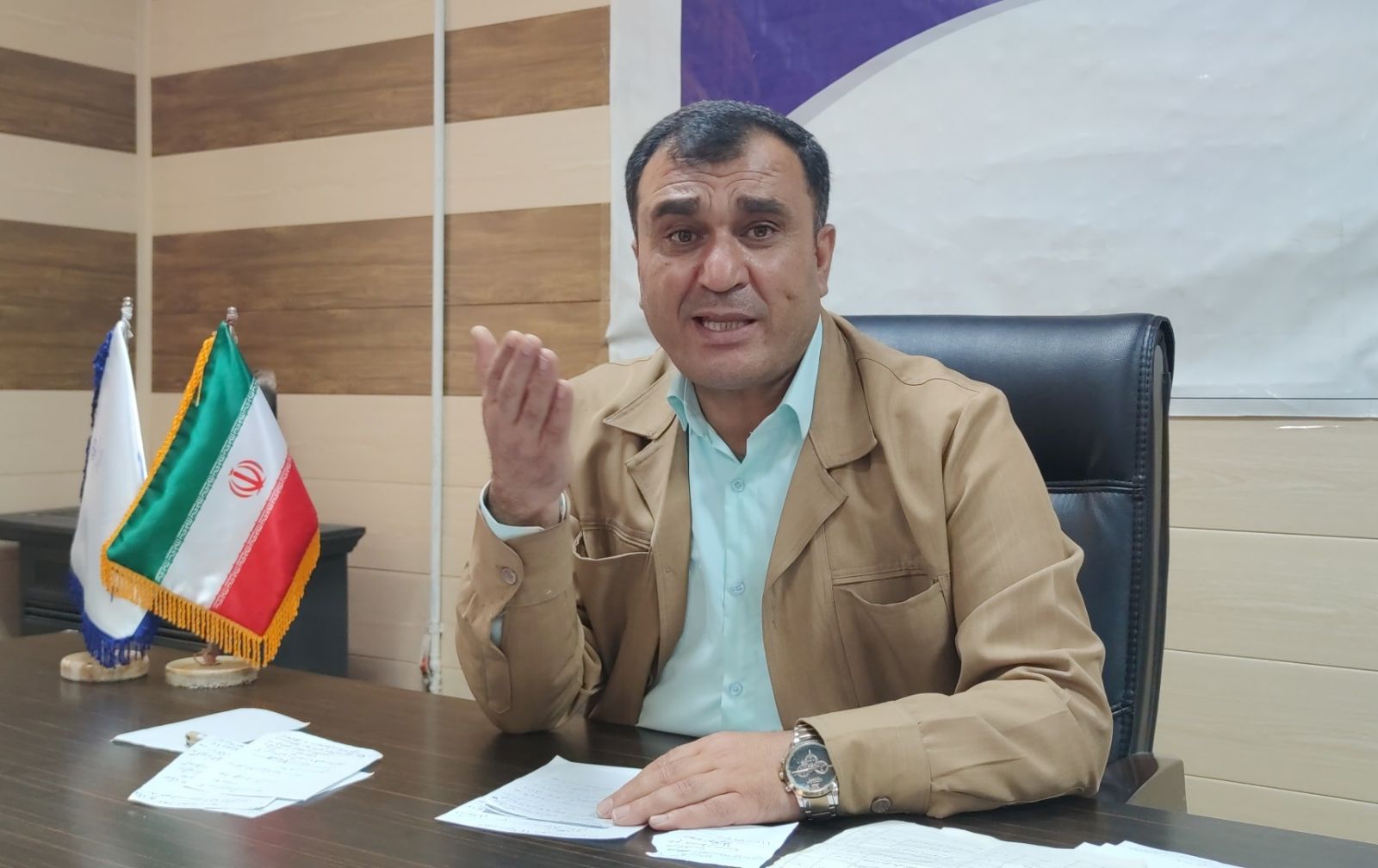 فرماندار مارگون: به صندلی مدیریت تعلق خاطر ندارم/ سیاسی بودن سفر دوم رئیسجمهور را بهشدت تکذیب میکنم / آیا روشنفکر نقشی در سفر رئیسجمهور به مارگون داشت؟ / در سفر رئیسجمهور کلیه راستم دچار خونریزی شد/ نیاز مردم کشور و استان وفاق و همدلی است/خدماتدهی توسط بنیاد مسکن تعطیل شد، نسبت به برخی مدیران گلایه دارم/ ۹ سایت ایرانسل و همراه اول احداث شد/ قبل از بنده درمانگاه پوله تعطیل بود/ استقرار متخصص زنان و متخصص داخلی در مارگون/ با چراغ فیتیلهای درس میخواندیم/مردم در مخیلهشان نمیگنجید که روزی گاز به زیلایی برسد