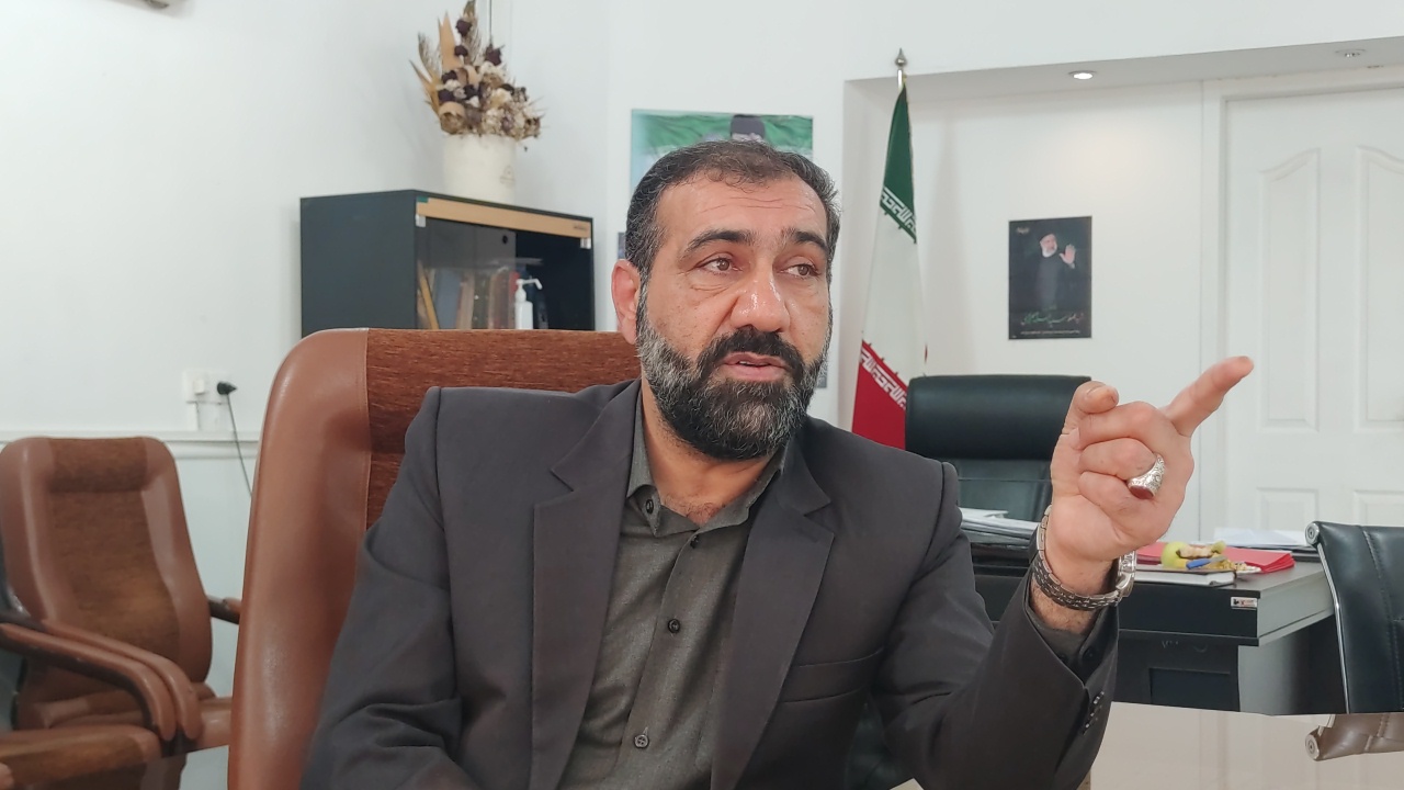 پاسخ عینالله دهقان، مدیرکل ورزش و جوانان کهگیلویه و بویراحمد به این سؤال؛ «آیا درست است که شما هر پولی که به هر هیئتی میدهید، بخشی از آن را برای خود مطالبه میکنید؟» / هر کس هر مستندی دراینخصوص دارد، ارائه دهد / کسانی که تسهیلات اشتغالزایی دریافت کردهاند؛ هیچ نسبت فامیلی هم با من ندارند / توزیع اعتبارات بر اساس جغرافیا، سردسیر و گرمسیر، بالا و پایین در تفکر ما وجود ندارد