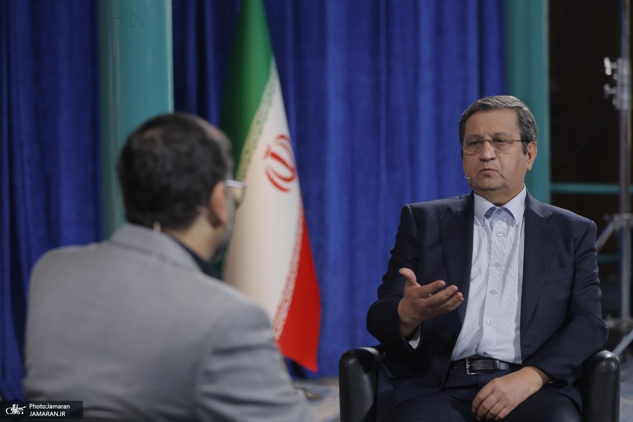  افشاگری همتی از پشت پرده استیضاح؛ درخواست‌های غیرمعقول برخی از نمایندگان؛ از مدیرعاملی شرکت‌ها گرفته تا عضو هیئت مدیره شرکت‌های بانک‌ها /  چه کسی دارد به بازار خط می‌دهد که نرخ دلار بالا و پایین برود؟ /  برخی دنبال تسویه‌حساب سیاسی بودند