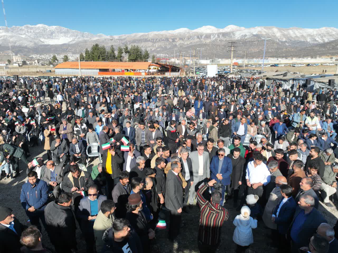 نادر منتظریان در جمع سادات: شایسته سالاری قانون لایتغیر اینجانب خواهد بود و تحت هیچ شرایطی از این سیاست عبور نخواهم کرد / اخباری میرسد، اگر این رویه ادامه پیدا کند و اصلاحات لازم به وجود نیاید، روزهای بعد ریزمطالب را با جزئیات به اطلاع مردم خواهم رساند /رتقاء بخش به شهرستان جزء خدمات نظام اسلامی است، مسئولان چوب حراج به خدمات نظام نزنند و آنها را قربانی یک جریان خاص نکنند